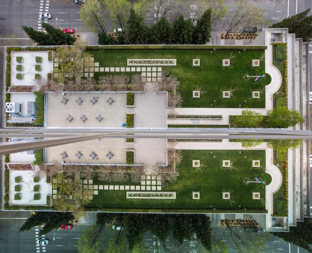 The 6th-floor mezzanine at 300 Capital Mall is a tranquil enclave above the bustle of downtown Sacramento. Artfully designed and immaculately manicured, the outdoor terrace is the perfect spot for an impromptu meeting or a private event. 