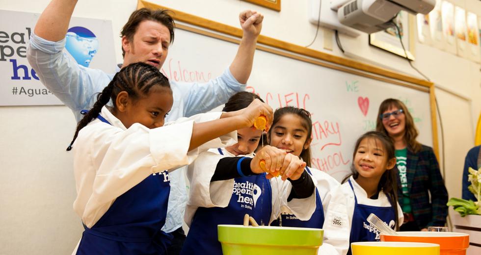 Jaimie Oliver cooks with students at Pacific Elementary School