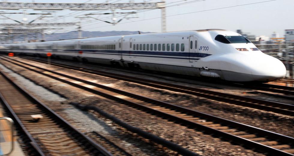 A Central Japan Railway Co. Shinkansen bullet train passes through Odawara Station, in Kanagawa Prefecture, Japan, on Monday, Jan. 25, 2010. Central Japan Railway Co., the owner of the nation's largest bullet-train maker, aims to sell high-speed trains in U.S. states including California and Texas as it strives to boost overseas sales. 

(Photographer: Toshiyuki Aizawa/Bloomberg)