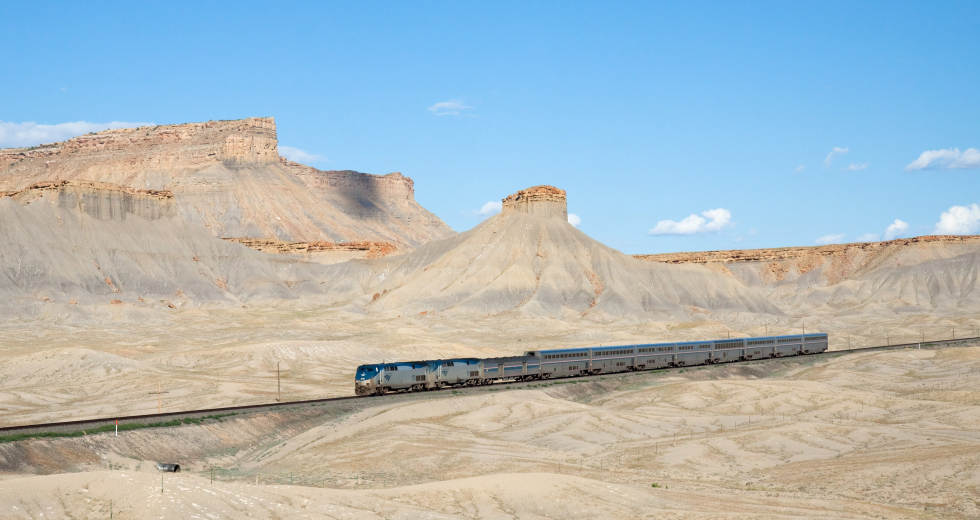 The California Zephyr passes through a dramatic landscape in the Green River Basin. (Photo by David Gubler via Wikimedia Commons, licensed under CC BY-SA 3.0)