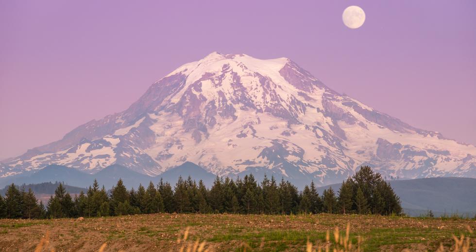 Mount Rainier at sunset. (Shutterstock photo)