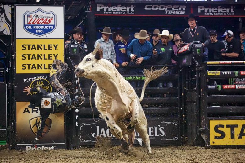 Kaique Pacheco stays on Jack Shot long enough to earn 88.5 points to win the special 15/15 competition. This was the only qualified ride of the 15/15, securing him 150 points toward the PBR world standings along with $7,000.