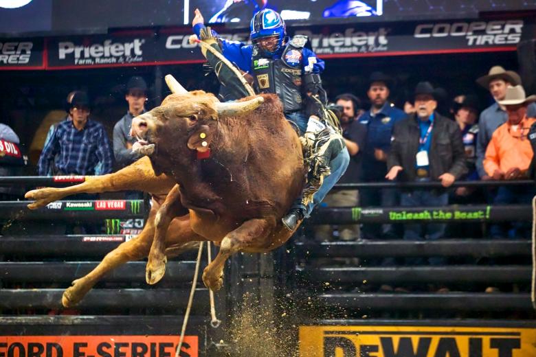 Ryan Dirteater stays on the airborne Frequent Flyer just 2.6 seconds during the 15/15 competition.