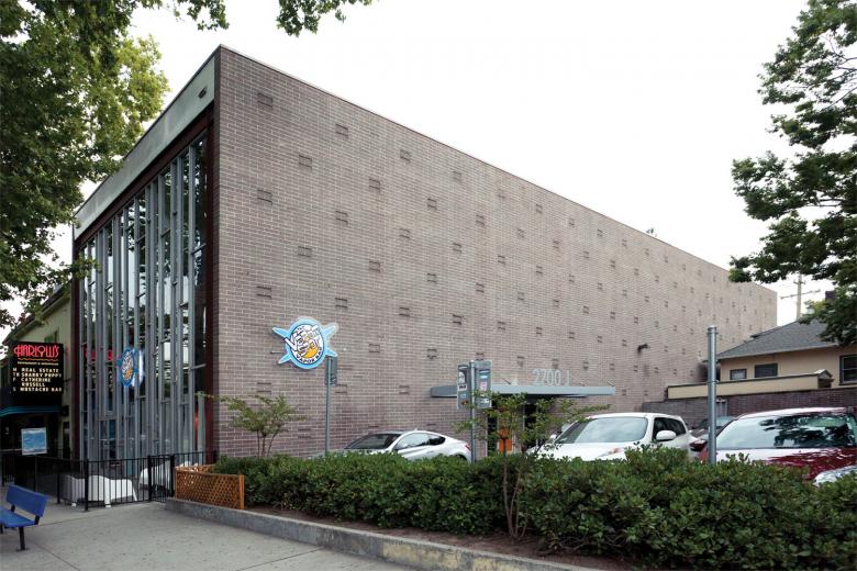 The walls are hollow, achieving the highest fire ratings available. As a result, the building was constructed on the property wall to maximize its space. The concrete masonry material takes time to heat up and then several hours to release the heat, creating a thermal sink that passively heats and cools the building. The massive walls absorb energy during the day and at night, the heat is released. The walls are hollow, achieving the highest fire ratings available. As a result, the building was constructed on the property wall to maximize its space. The concrete masonry material takes time to heat up and then several hours to release the heat, creating a thermal sink that passively heats and cools the building. The massive walls absorb energy during the day and at night, the heat is released.