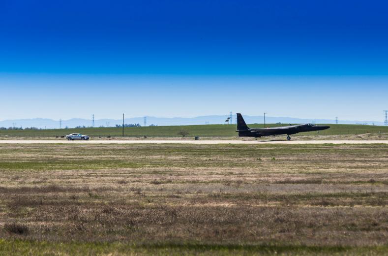 Therefore a mobile pilot, who trails the plane at up to 140 mph and guides the aerial pilot to ground, is required. Therefore a mobile pilot, who trails the plane at up to 140 mph and guides the aerial pilot to ground, is required.