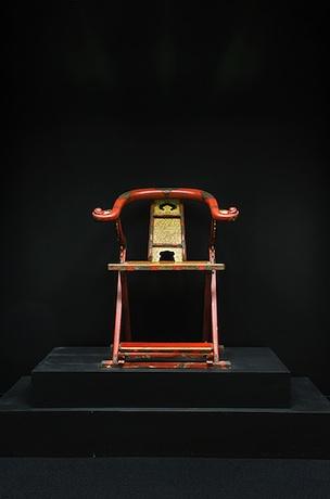 Trainor's wife Paulette, who owns an interior design business, served as both designer and art consultant for the company. Trainor says Paulette calls the mix of styles, "a good combination of art and atmosphere for a professional space." An 18th century Japanese monk's chair sits in a hallway alcove created especially for its display. The chair is polychromed and gilded wood with a leather-strap seat and engraved brass hardware mounted on a black pedestal. Trainor's wife Paulette, who owns an interior design business, served as both designer and art consultant for the company. Trainor says Paulette calls the mix of styles, "a good combination of art and atmosphere for a professional space." An 18th century Japanese monk's chair sits in a hallway alcove created especially for its display. The chair is polychromed and gilded wood with a leather-strap seat and engraved brass hardware mounted on a black pedestal.