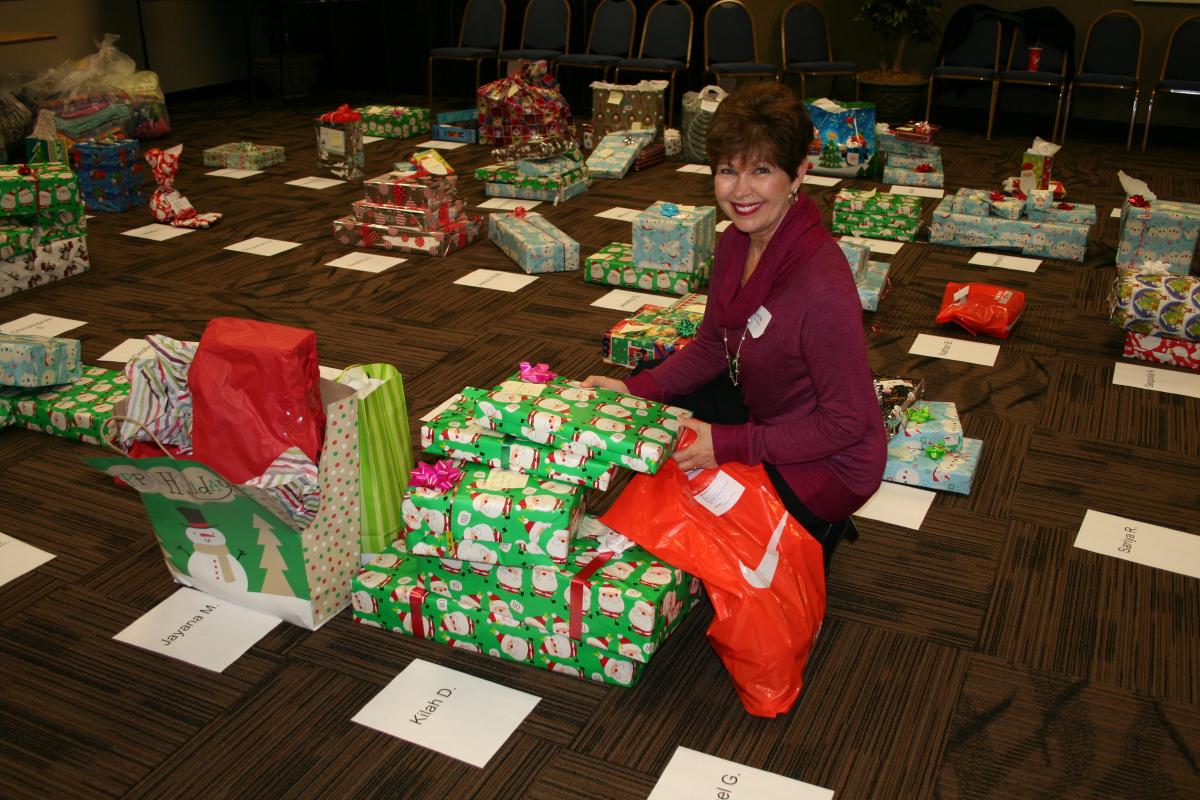Holiday Volunteer Opportunities with United Way Comstock's magazine