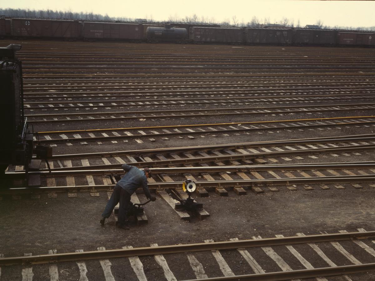 switchman_throwing_a_switch_at_chicago_and_northwest_railway_companys_proviso_yard._chicago_illinois_april_1943.jpg