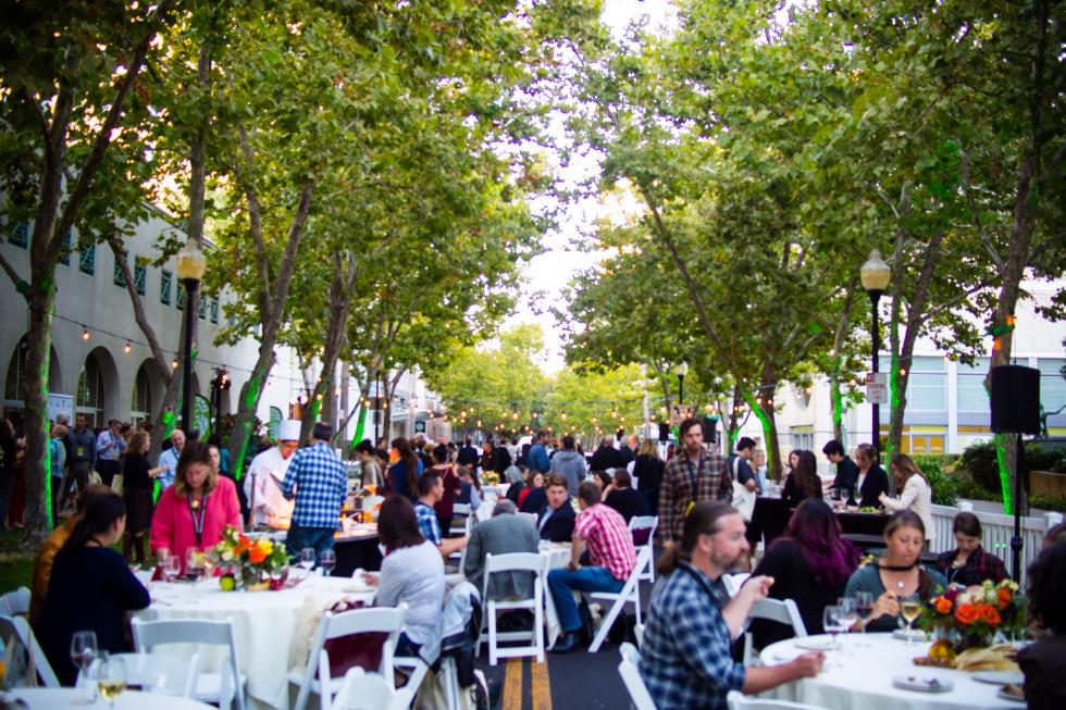 At the conclusion of Farm Tank’s first day, attendees enjoy a farm-to-fork meal on 13th Street in Sacramento, prepared by the culinary team at the Hyatt Regency. (Photo courtesy Lisa Nottingham)