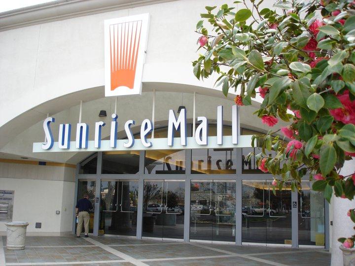 The exterior of Sunrise Mall in 2011. (By Sunrisemall via Wikimedia Commons, licensed under CC BY-SA 3.0)