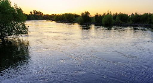 The Tuolumne River runs along the northern edge of Dos Rios State Park. The river starts in Yosemite National Park.