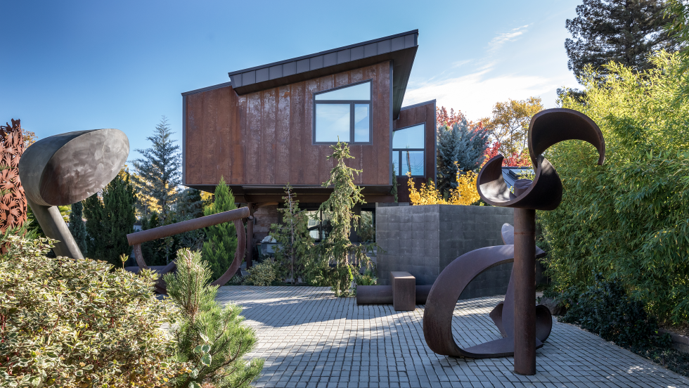 On a tree-lined stretch of East Sacramento, behind what was once a tight grid of modest early-20th-century bungalows, sits a property that resists any simple definition of a house. (Photo by Kat Alves, courtesy of Kaufmann Architects)