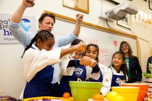 Jaimie Oliver cooks with students at Pacific Elementary School