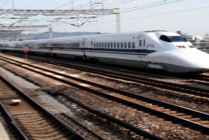 A Central Japan Railway Co. Shinkansen bullet train passes through Odawara Station, in Kanagawa Prefecture, Japan, on Monday, Jan. 25, 2010. Central Japan Railway Co., the owner of the nation's largest bullet-train maker, aims to sell high-speed trains in U.S. states including California and Texas as it strives to boost overseas sales. 

(Photographer: Toshiyuki Aizawa/Bloomberg)