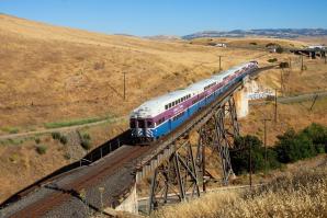 Altamont Commuter Express crossing the bridge over the Altamont Pass Road while climbing Altamont Pass. (Photo by David Gubler via Wikimedia Commons, licensed under CC BY-SA 3.0)
