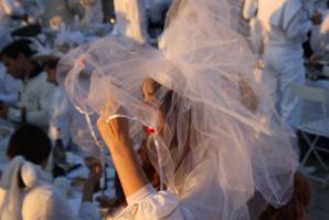 Le Dîner en Blanc organized in the Cour Napoléon of the Louvre in 2013. (Photography by ParisSharing via Wikimedia)