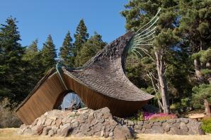 The Sea Ranch Chapel in Sea Ranch, California, a non-denominational chapel designed by James T. Hubbell. Photo Ingrid Taylar via Wikimedia Commons